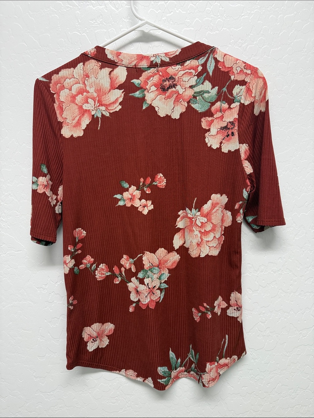Floral Button-Shoulder Ribbed Short Sleeve Top in Rust - Picture 4 of 4